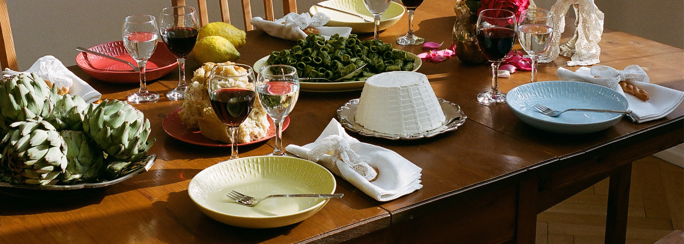 Vores pastatallerkener er en dybtallerken, der findes i forskellige farver og udtryk.