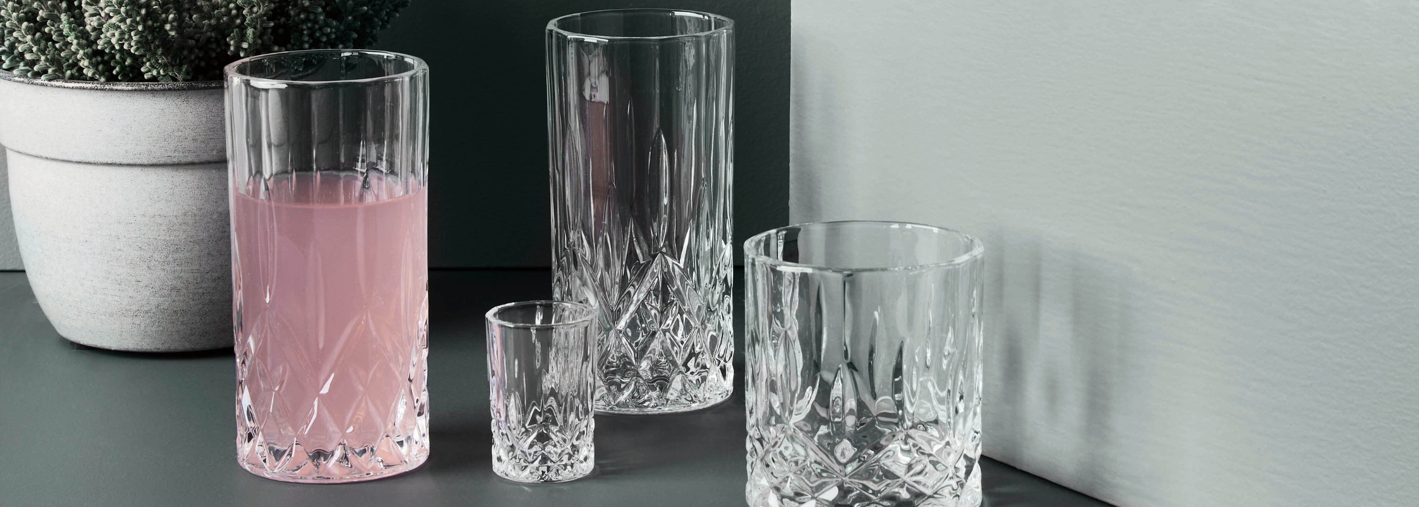 Cocktailglas i mange forskellige former, som passer til netop den drink du gerne vil lave.