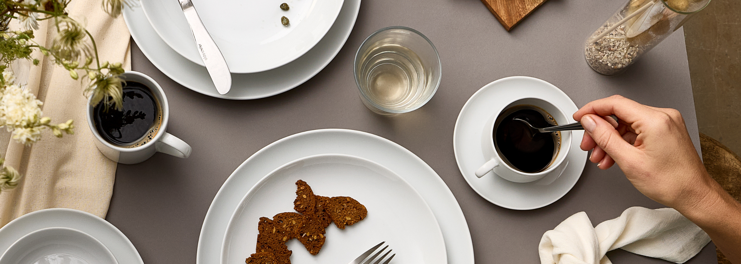 Kaffekopper i stentøj og porcelæn. Med og uden hank og i mange forskellige størrelser og farver.