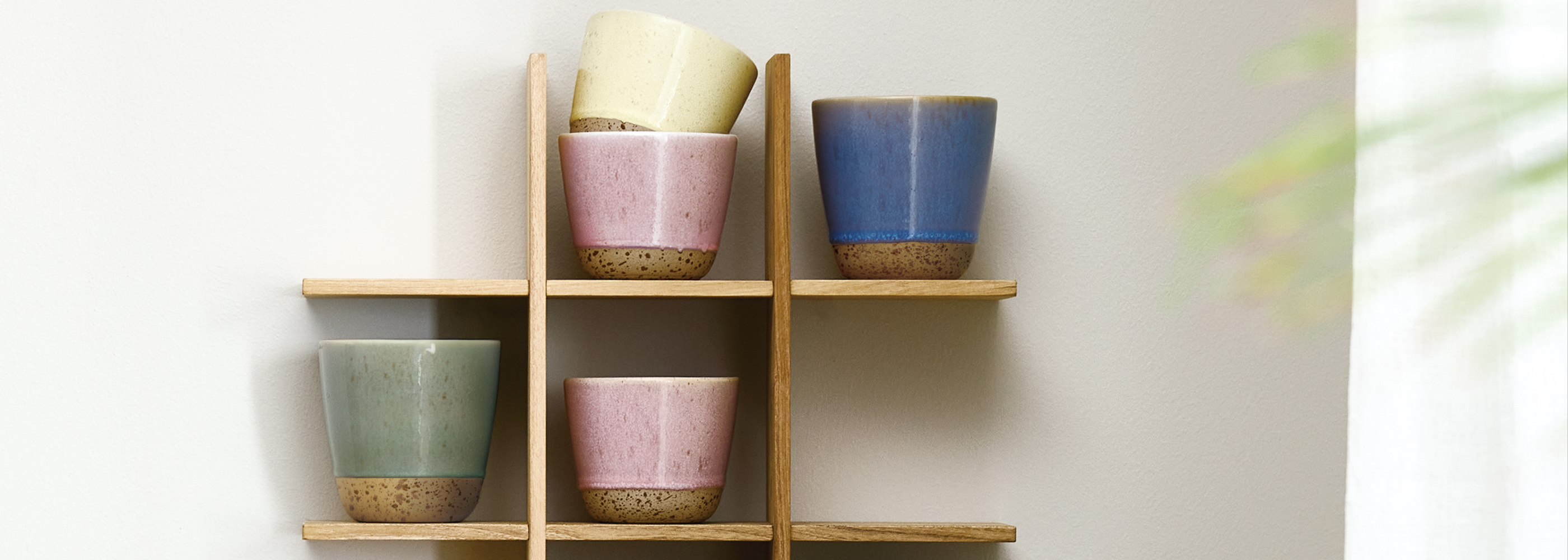 Krus fra RAW er lavet af stentøj og findes i mange smukke farver og former.