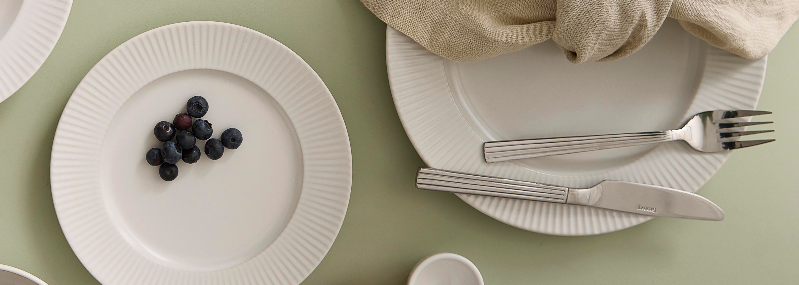 Groovy serien er kendetegnet ved sine riflede kanter. Find både bestik, tallerkener og krus i denne serie.