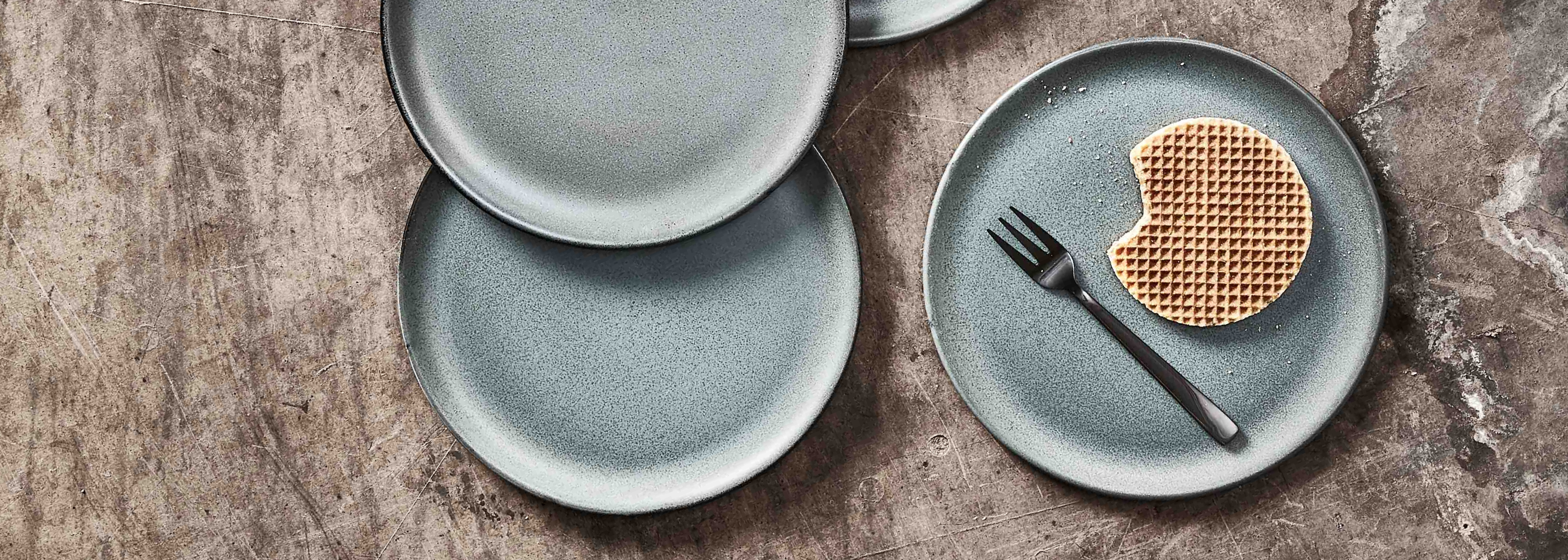 Desserttallerkener i mange farver og former. Både i stentøj, porcelæn og glas.