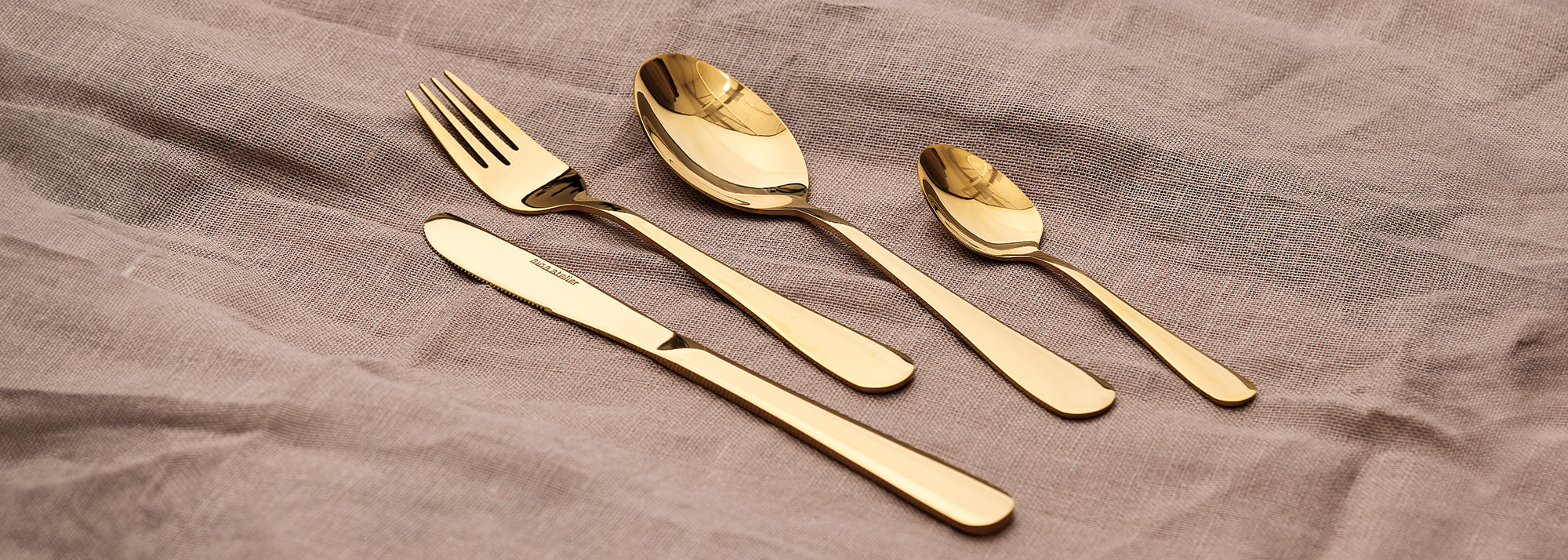 Bestik i guld, sølv, sort og mange andre farver. Findes i forskellige smukke designs både med og uden det riflede look.