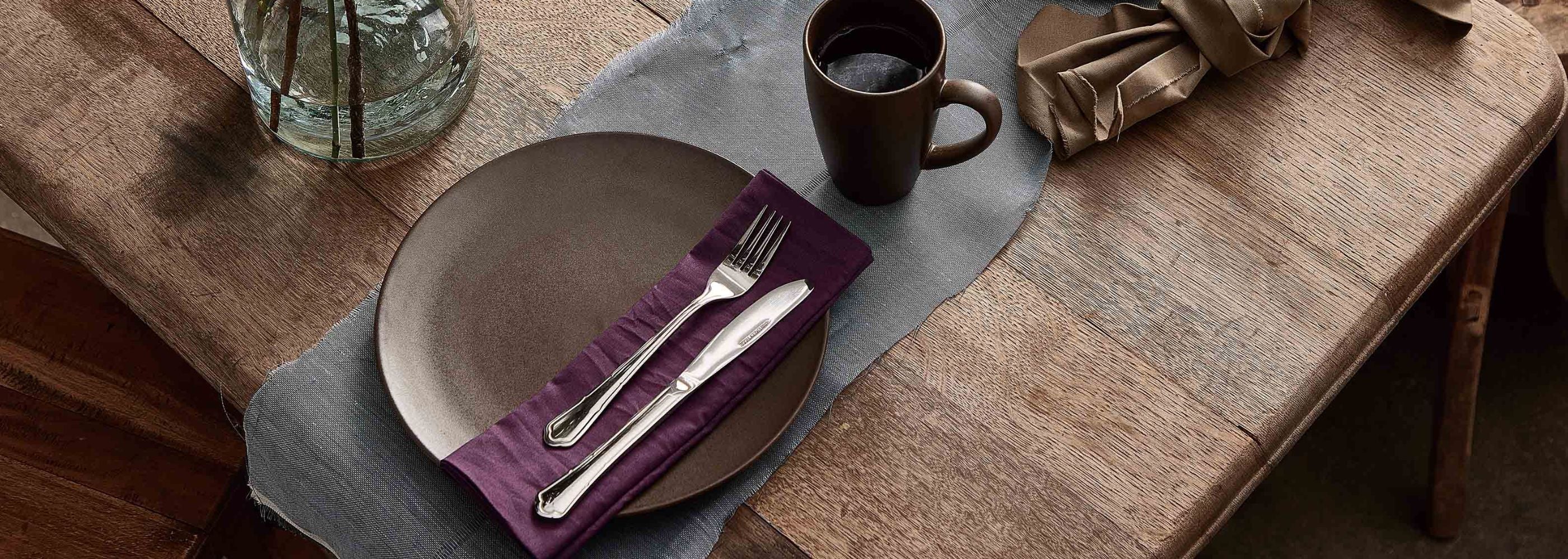 En højkvalitets stentøjsserie med masser af forskellige udtryk grundet den smukke, reaktive glasur.