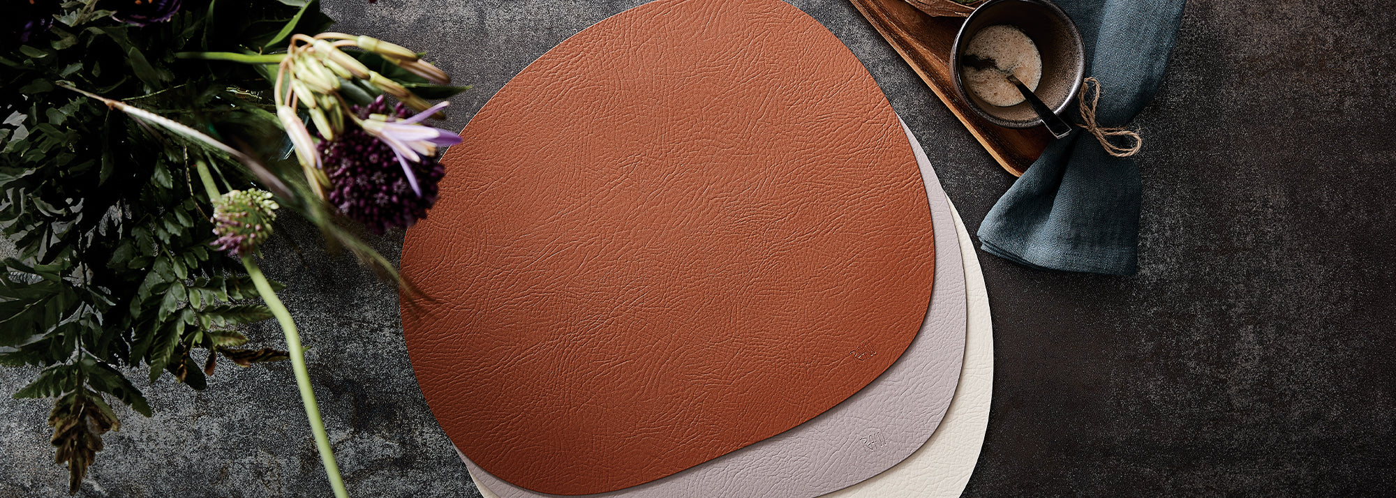 Dækkeservietter i læder, silikone og siv. Mange smukke farver og forskellige design, så du kan skabe din egen stil.