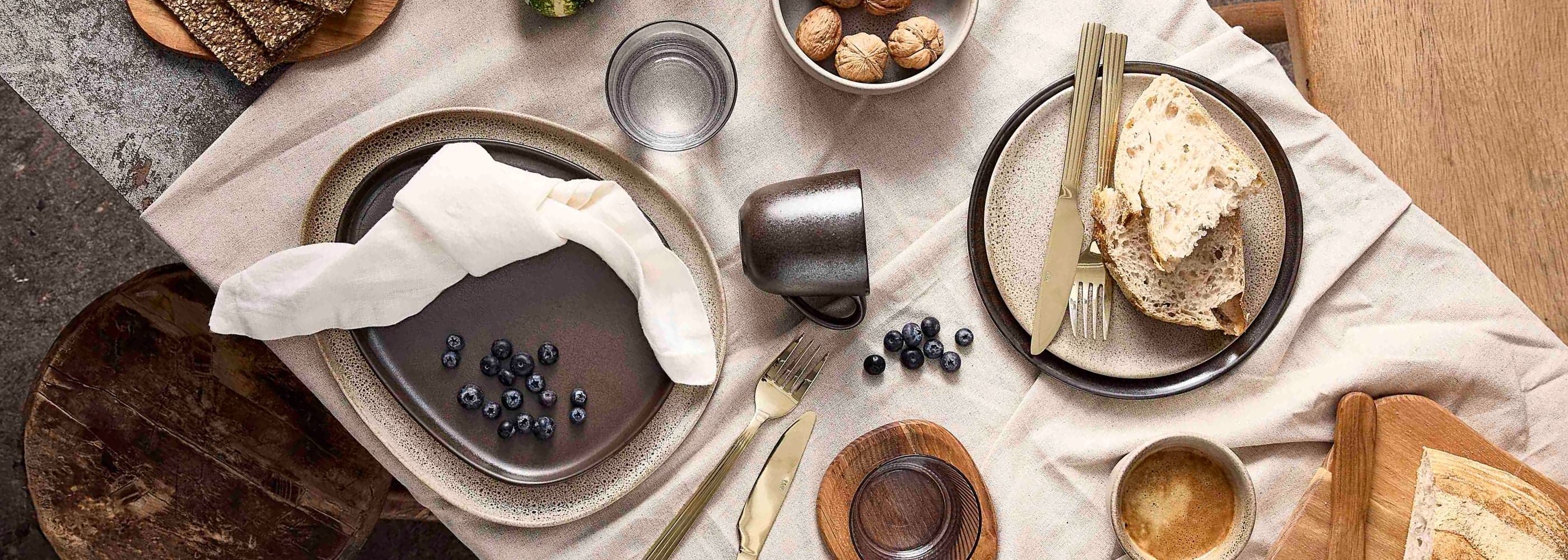 Frokosttallerkener i mange farver og former.