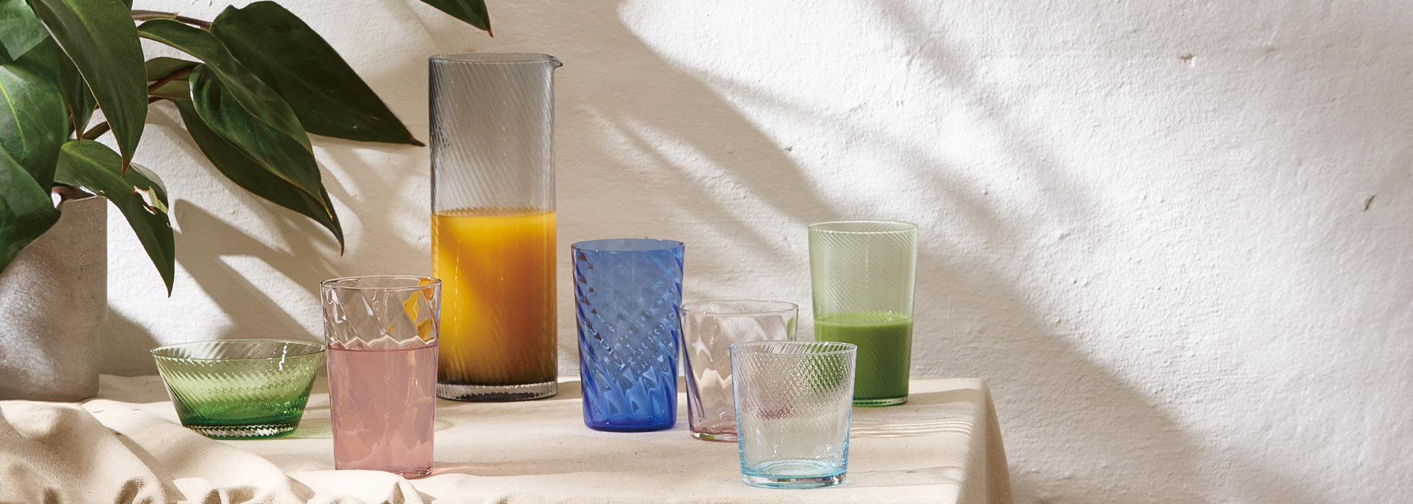 Alt fra vandglas, til vinglas og cocktailglas er at finde her. I mange fine farver og forskellige designs - høje og lave.