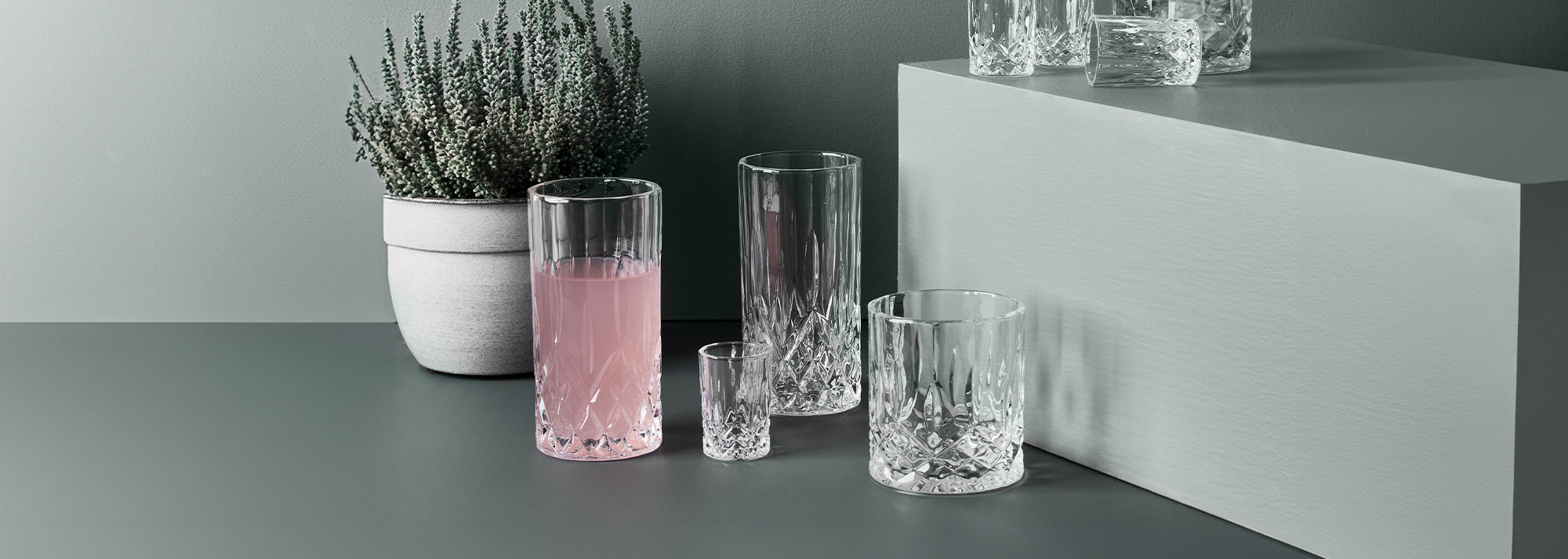 Smukke glas, skåle og fade med et raffineret mønster inspireret af det facetslebne, klassiske krystalglas.