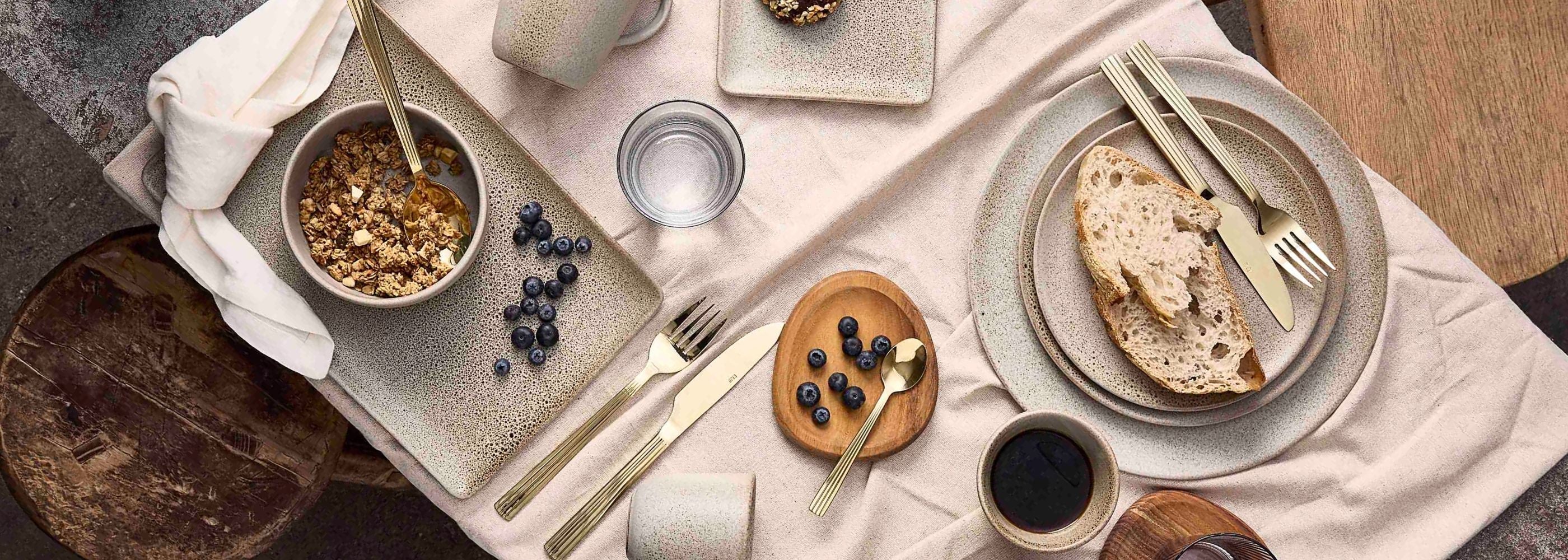 Middagstallerkener i både runde og rektangulære former og mange forskellige farver.