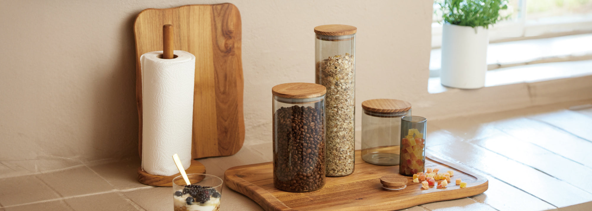 Opbevaringsløsninger til dit køkken. Funktionelt og smukt design. Find både opbevaringskrukker i glas og stentøj.