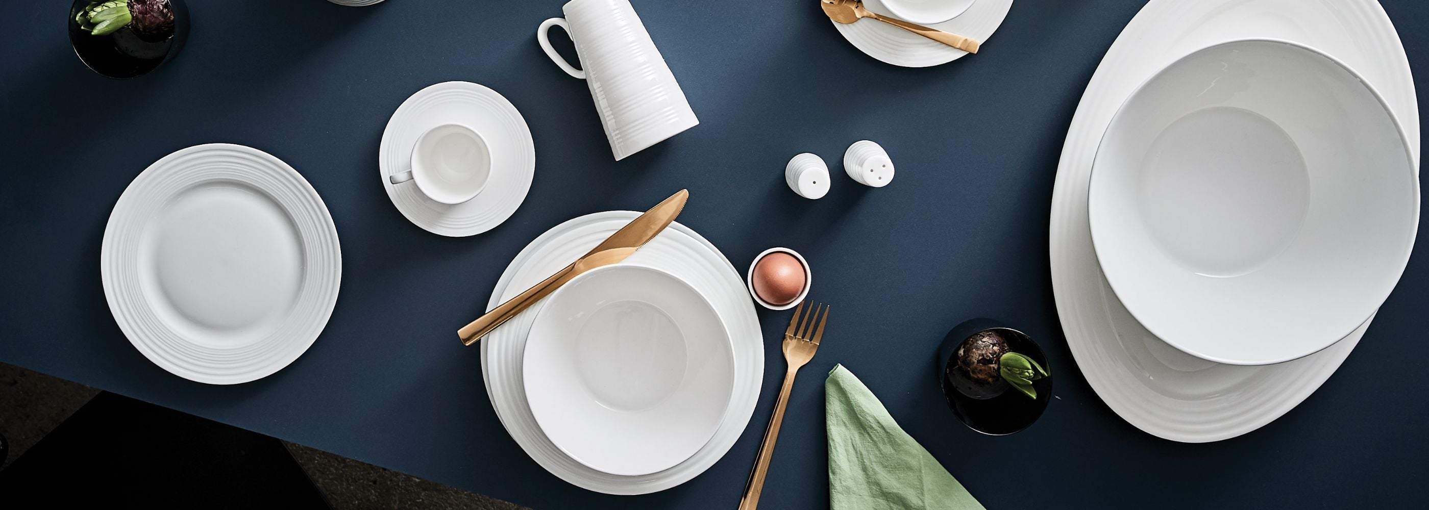 Passion er lavet af prægede mønster, der gør kollektionen meget elegant. Lavet i høj kvalitets porcelæn.