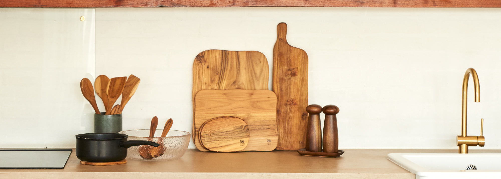 Funktionelle skærebrætter i teaktræ eller akacietræ. Fås i mange forskellige størrelser og former. Både til brød, tapas og meget andet.