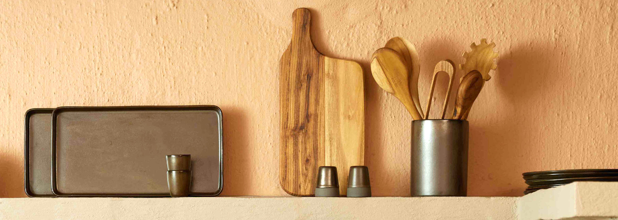 Stifuldt tilbehør til dit køkken. Grydeskeer, paletter, salt og peberkværn samt meget mere er at finde lige her.