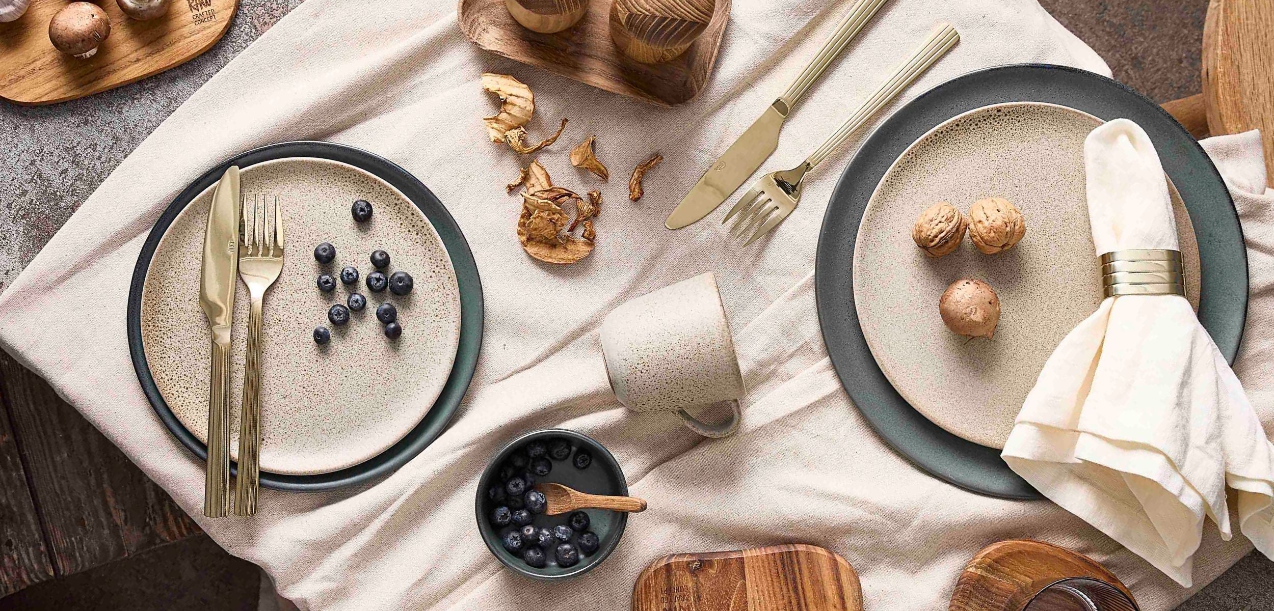 Middagstallerkener, frokosttallerkener, desserttallerkener og meget mere. I denne kategori finder du tallerkener til enhver anledning og i mange forskellige farver og designs.