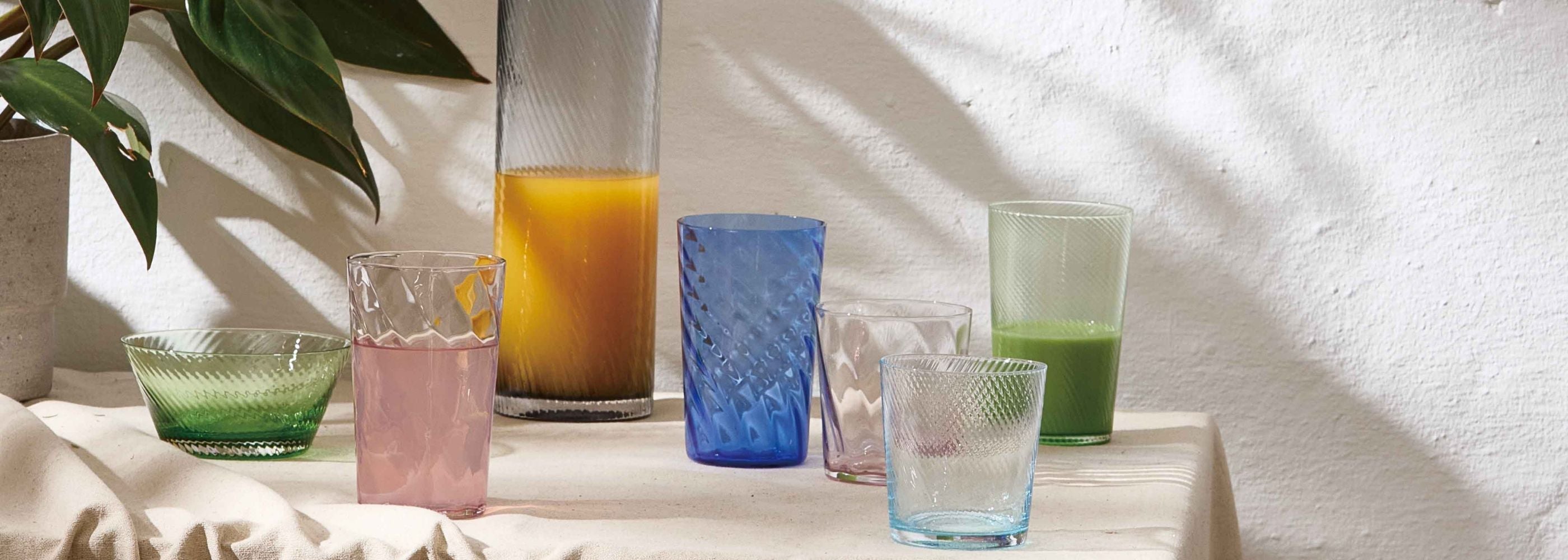 Tidsløse vandglas i forskellige farver og former. Både høje som lave vandglas.
