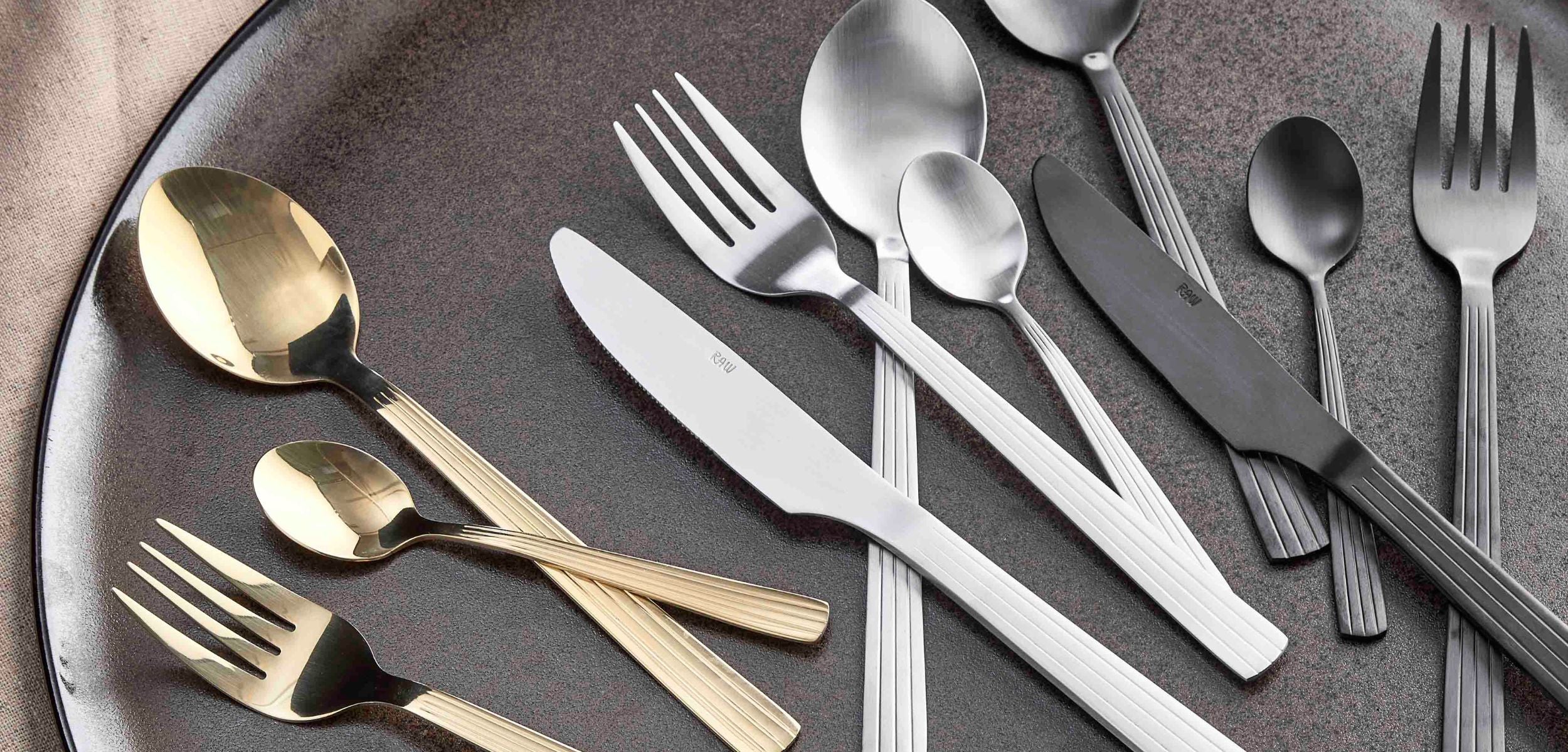 RAW bestik finde både i guld, sølv og sort. Riflede og ikke riflet design. Mange forskellige dele som bestiksæt, knive, gafler, skeer og meget mere.