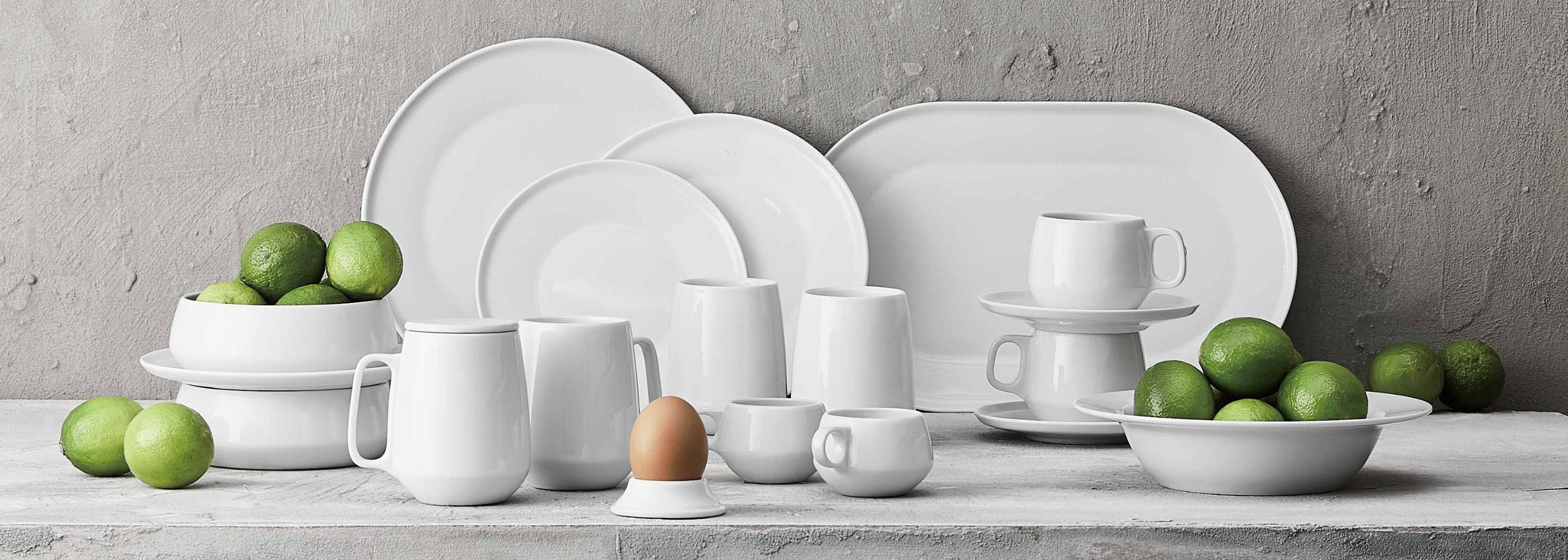 Serien er en elegant serie af hvidt porcelæn. Alt fra tallerkener i forskellige størrelser, skåle, krus og æggebæger.