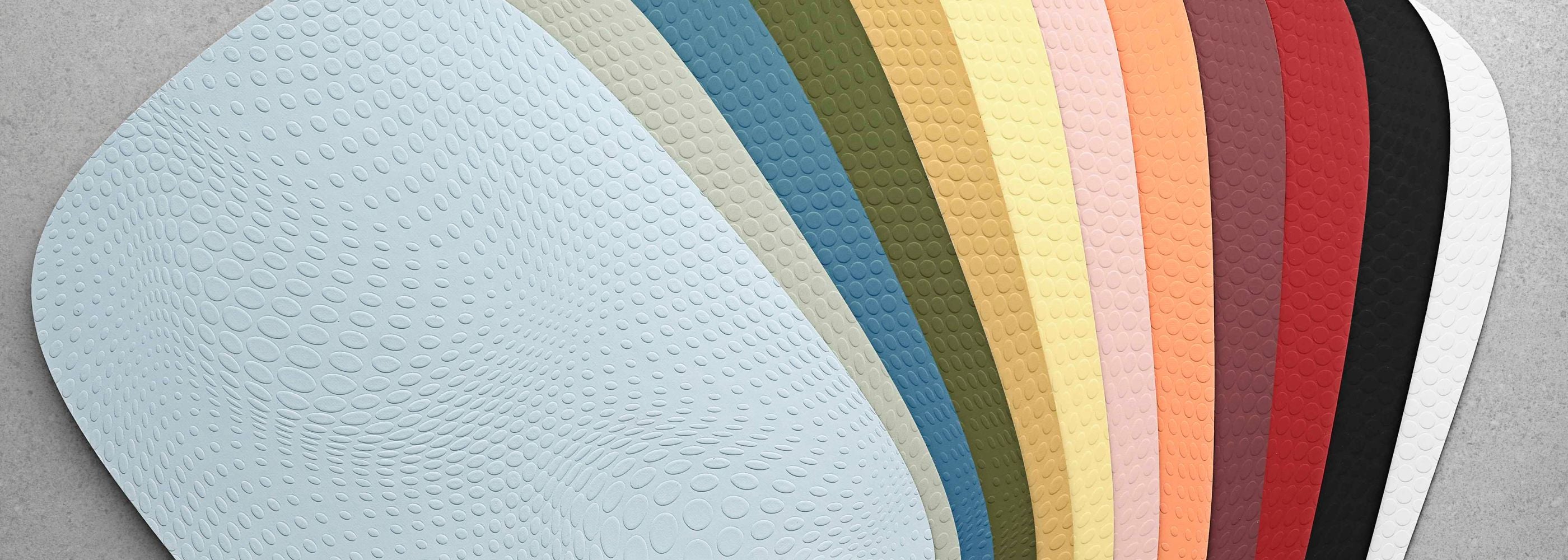 Her får du dækkeservietter og coasters af 95% genbrugslæder skabt i et moderne og uformelt look fyldt med farver.