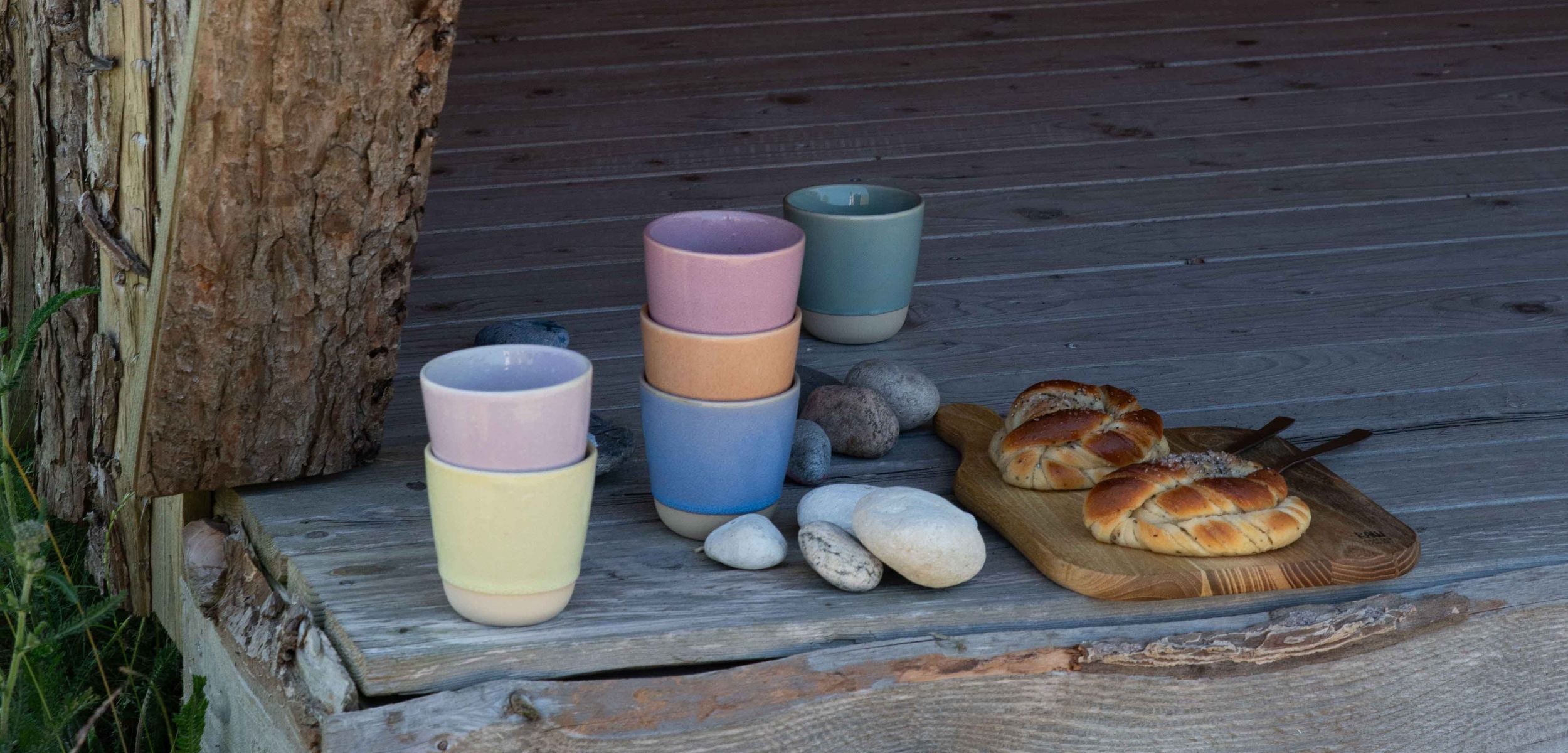 Krus fra RAW er lavet af stentøj og findes i mange smukke farver og former.