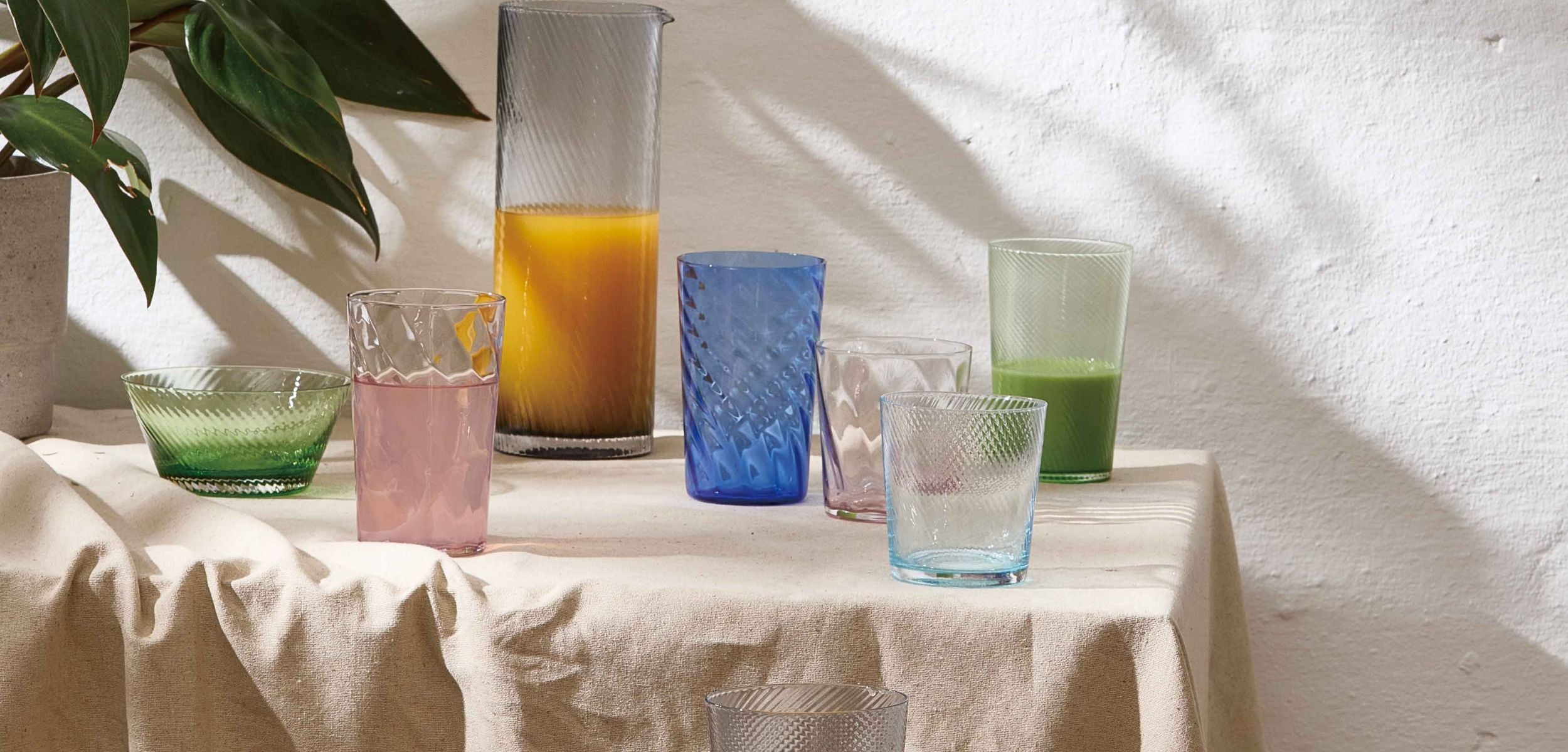 Glas fra RAW indebærer både vandglas i høje og lave designs samt vinglas og champagneglas.