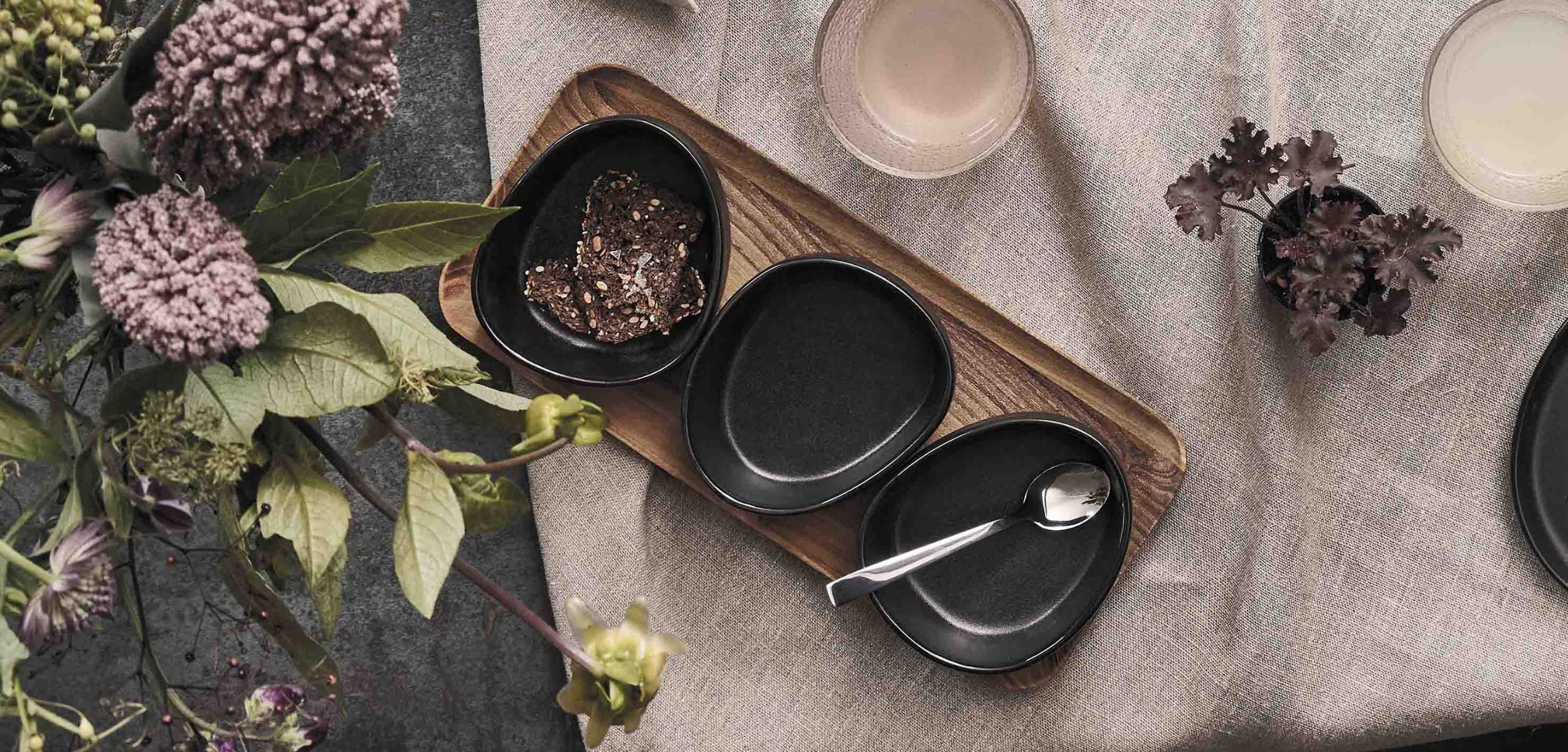 Skåle fra RAW findes i forskellige størrelser, alt fra små tapaskåle, til salatskåle og snackskåle. Findes i forskellige design, materialer og farver.