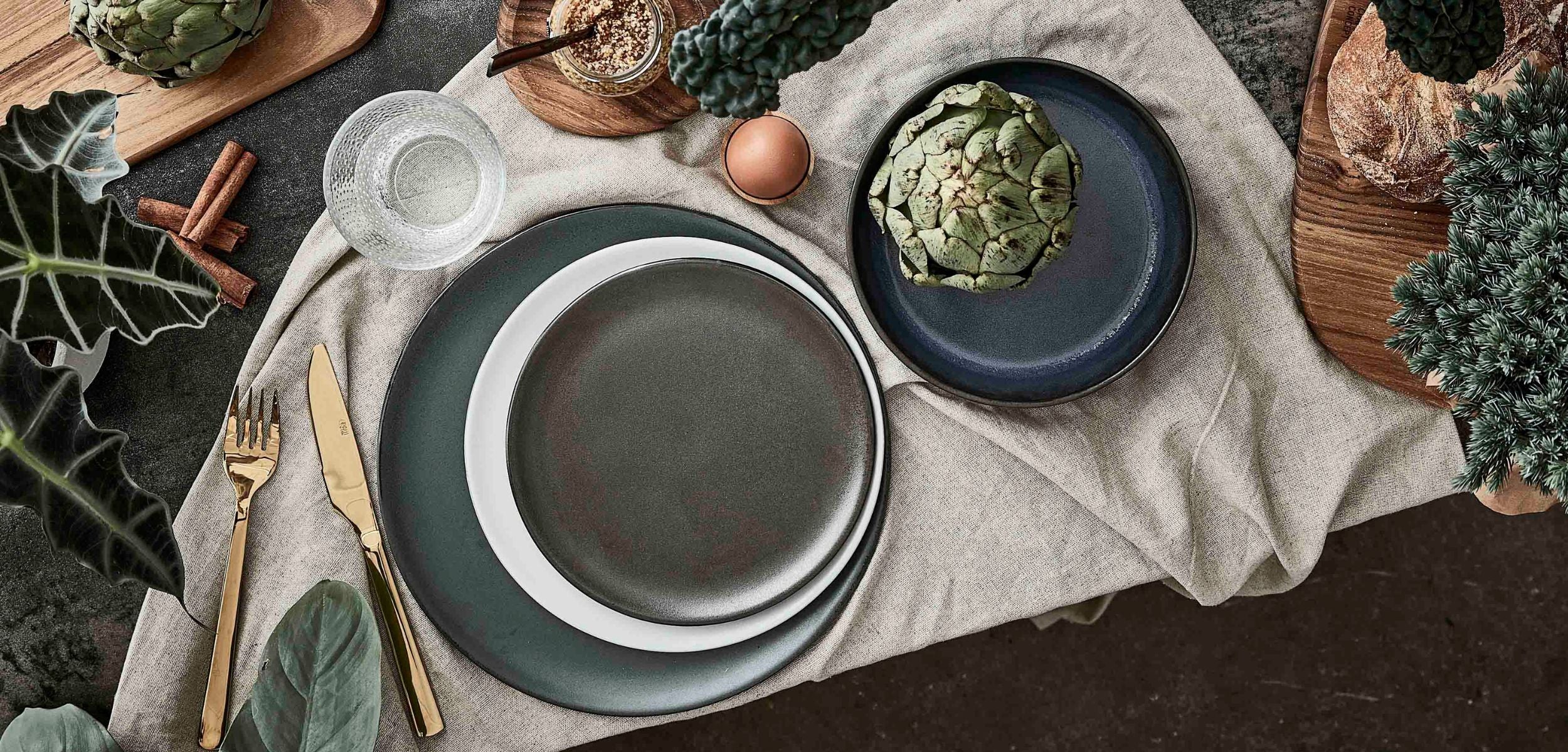 Tallerkener fra RAW findes i både runde og rektangulære former. Mange farver og design. I stentøj, glas og teaktræ.
