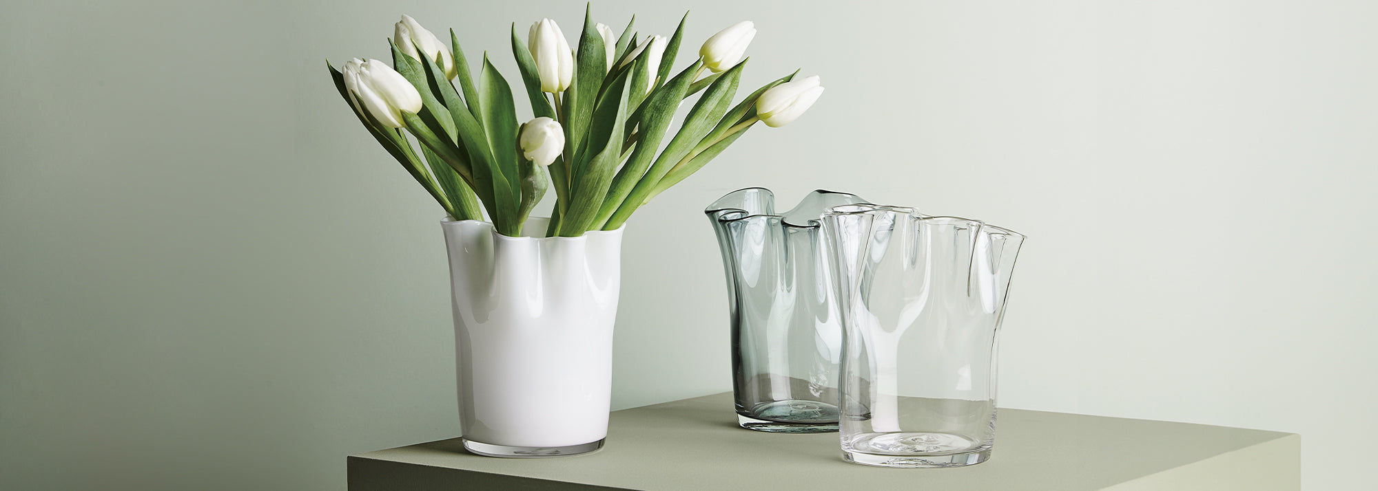 Moderne, enkel tulipanvase i organisk form perfekt til smukke blomster.