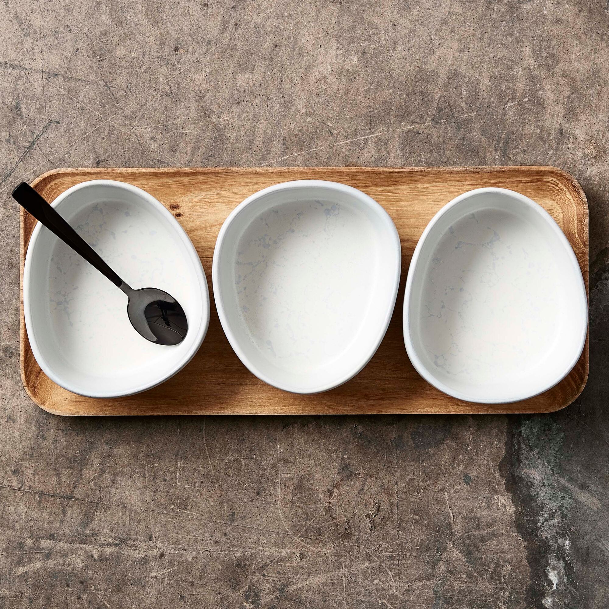 RAW Organic skåle på teakbræt | Arctic White