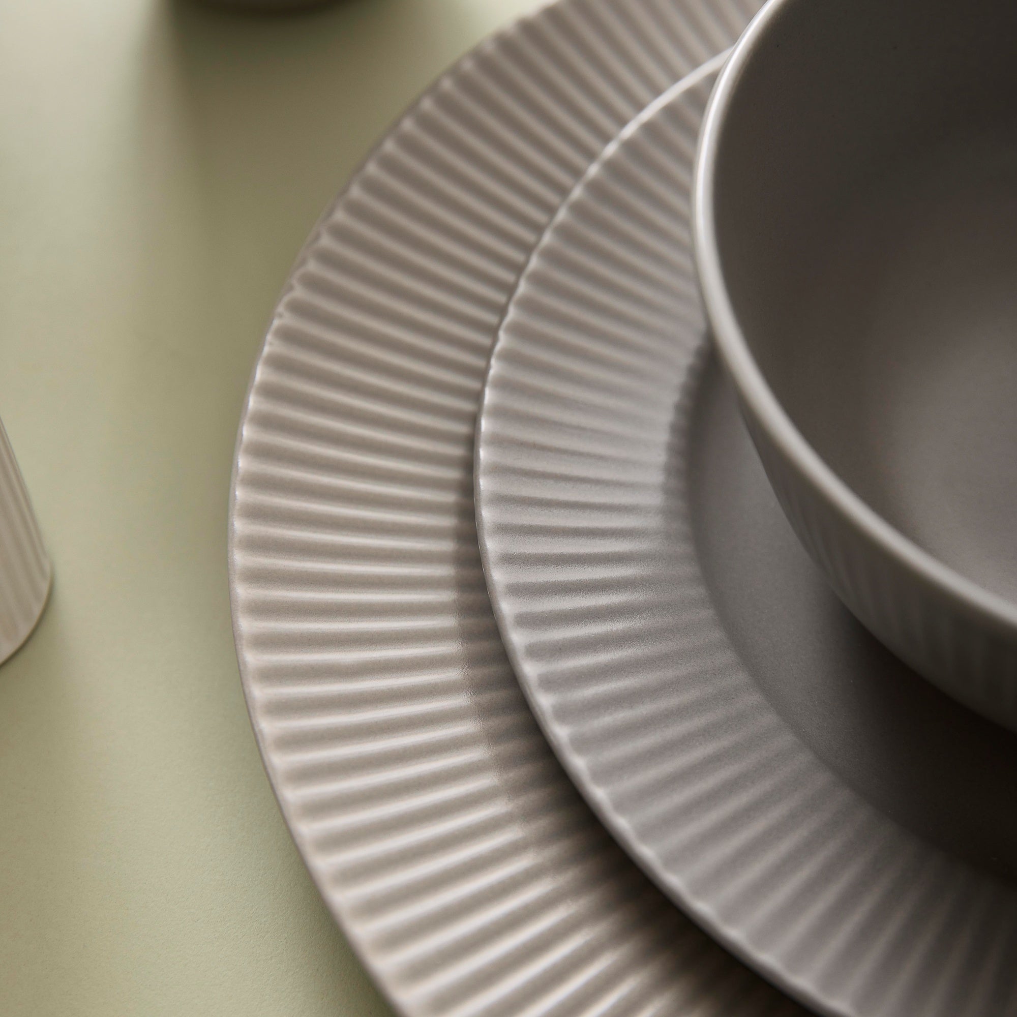 Groovy middagstallerken | Grå