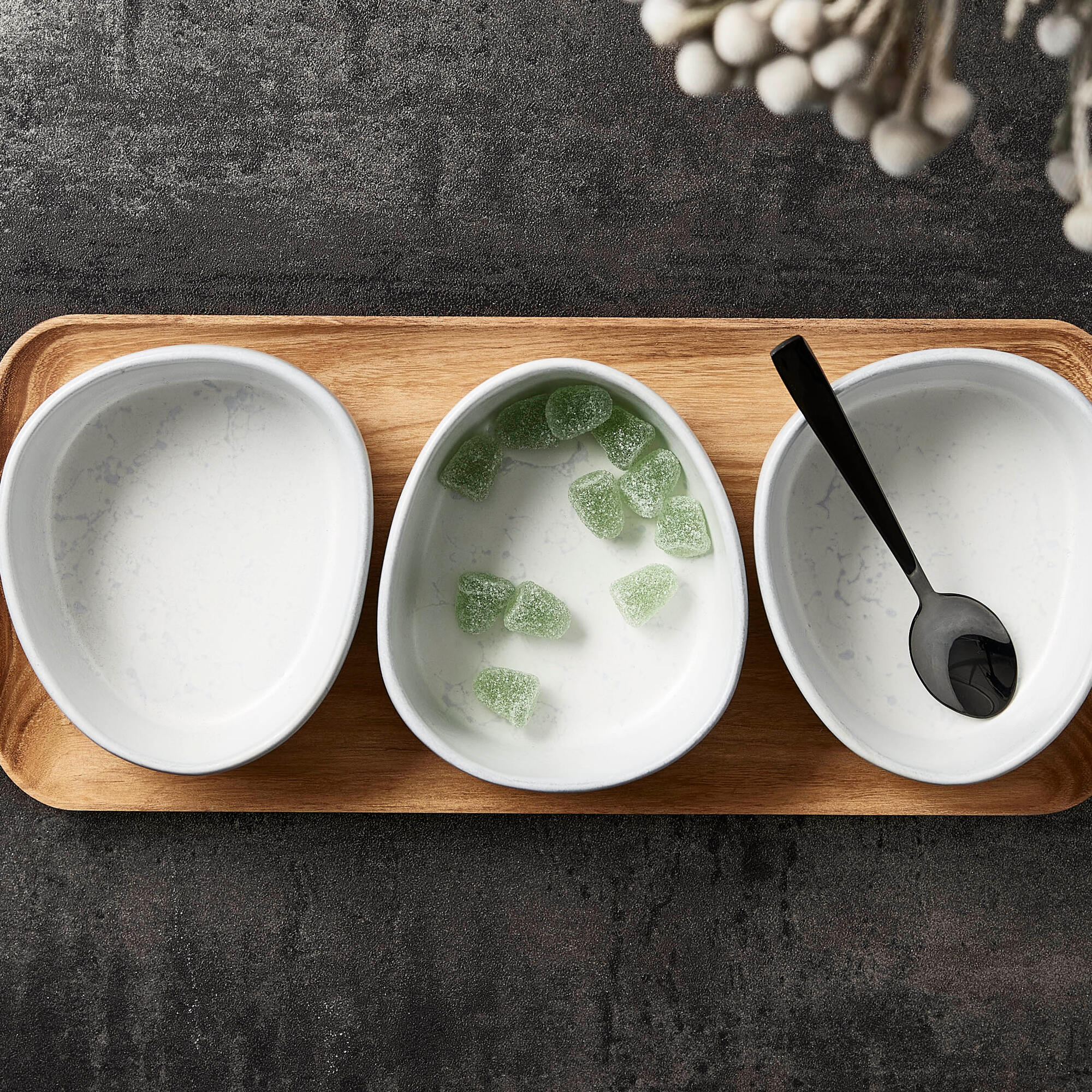 RAW Organic skåle på teakbræt | Arctic White