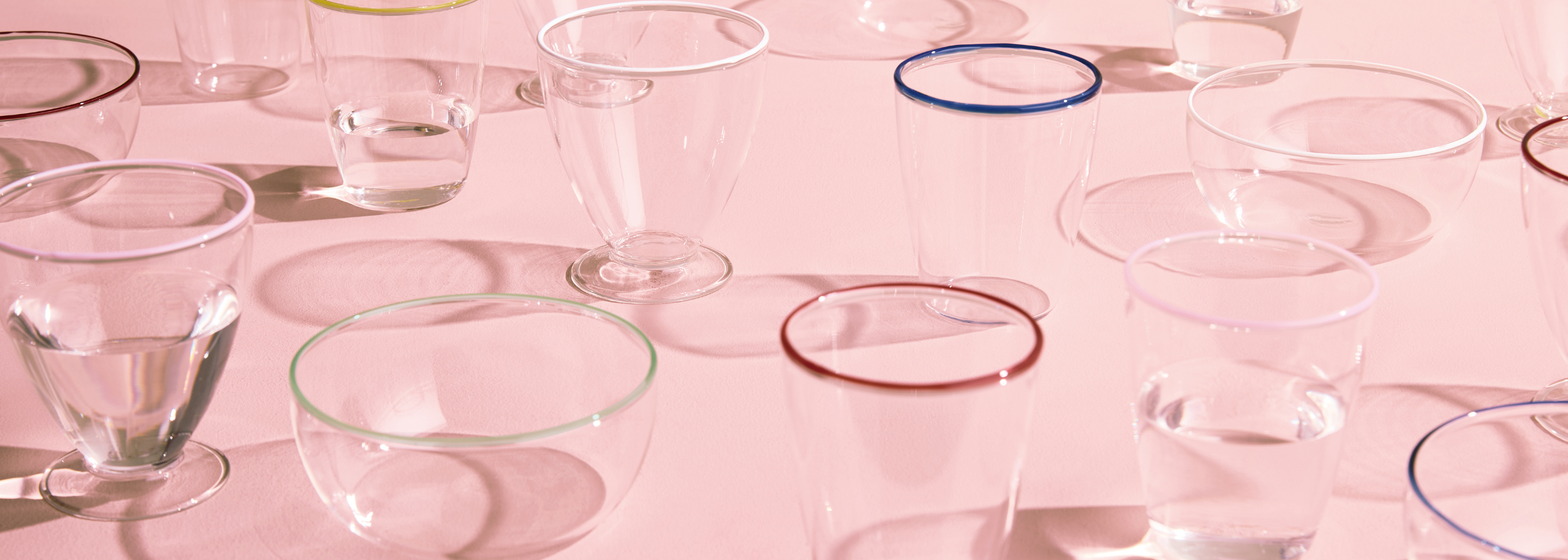 Med en tynd, farvet linje bringer LIFE IN COLOR Art glas farve til din borddækning på en stilfuld og underspillet måde.