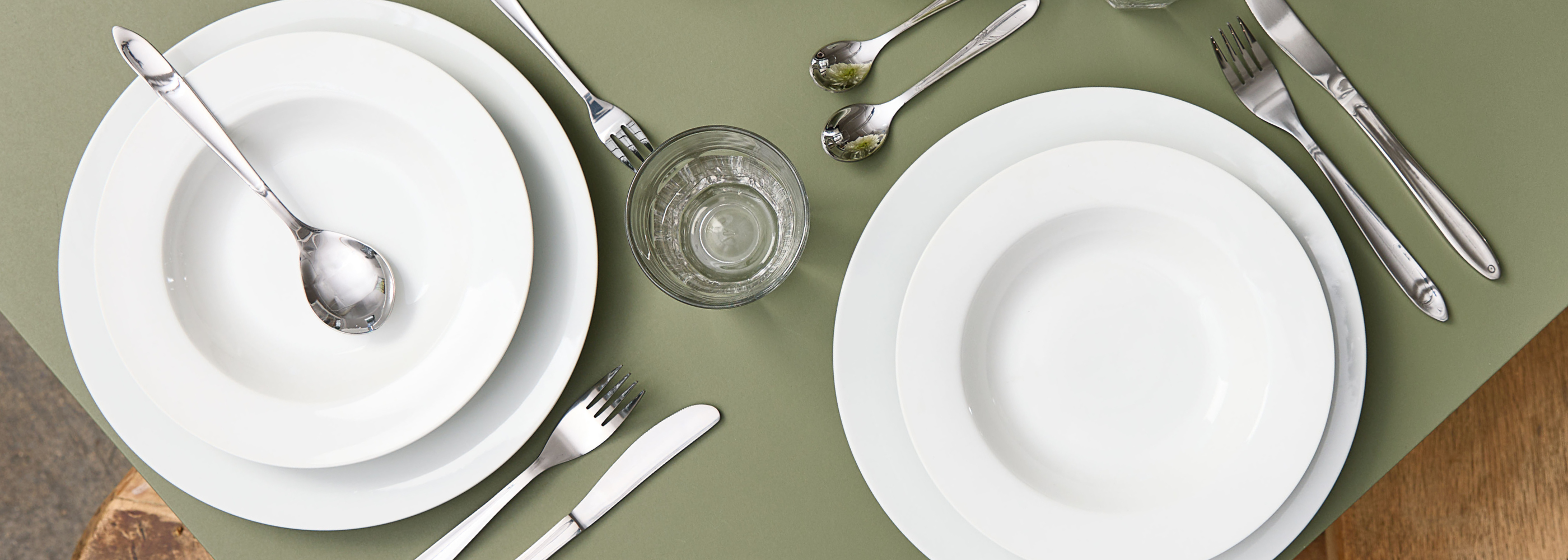 Suppetallerkener som er en mere dybtallerken. Både i stentøj og porcelæn. Findes i mange forskellige farver og former. 