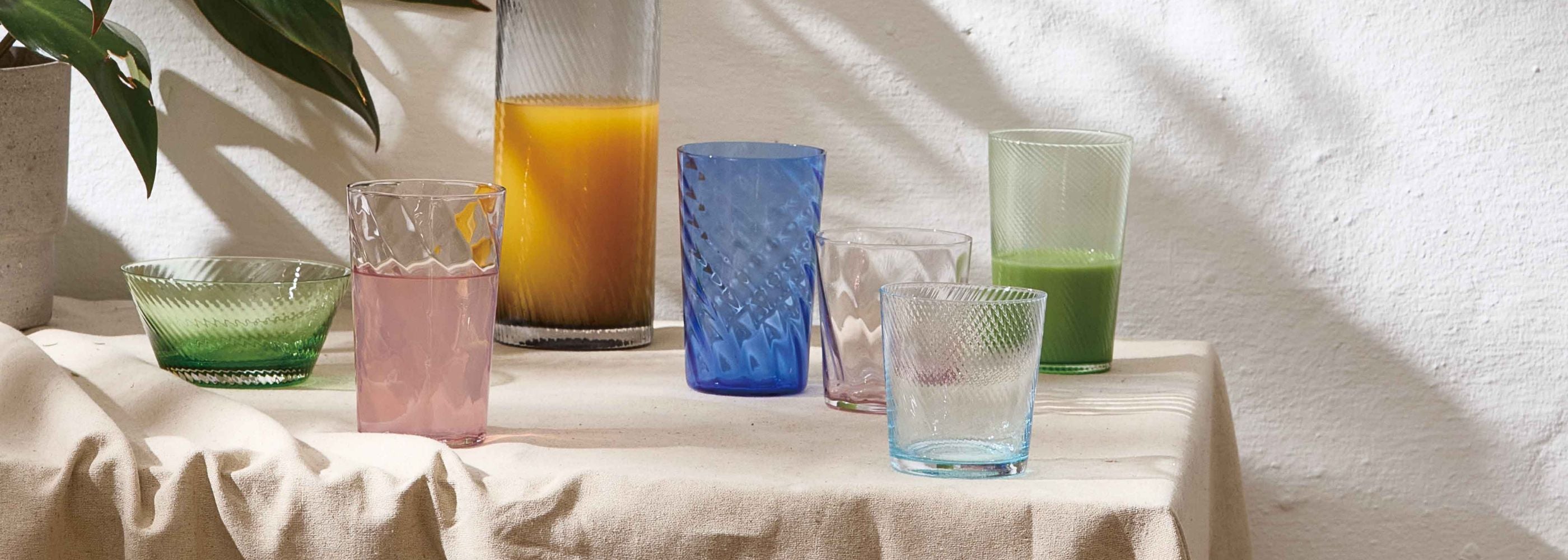 Alt fra vandglas, til vinglas og cocktailglas er at finde her. I mange fine farver og forskellige designs - høje og lave. 