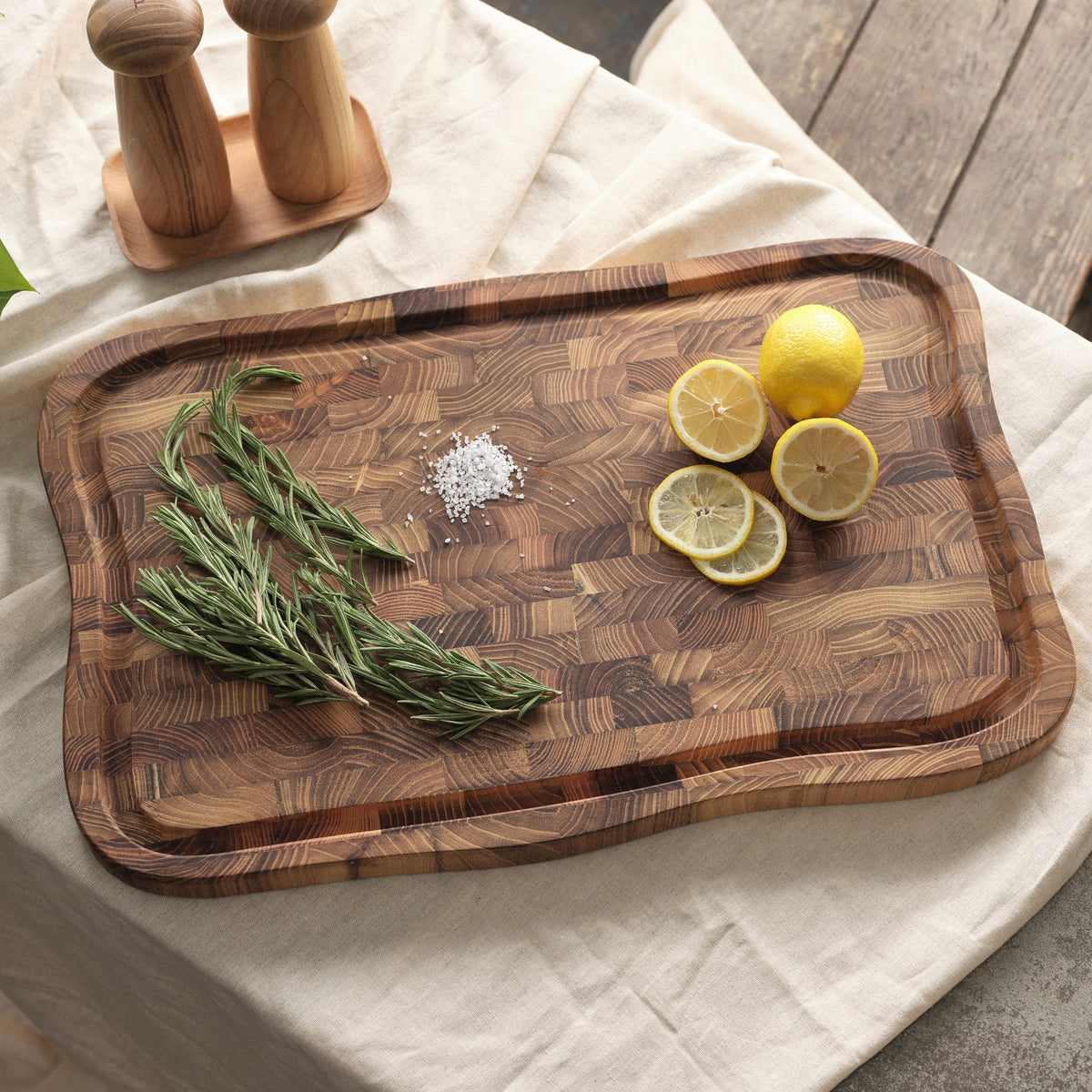 RAW Teak skærebræt med saftrille 55 x 35 | Natural