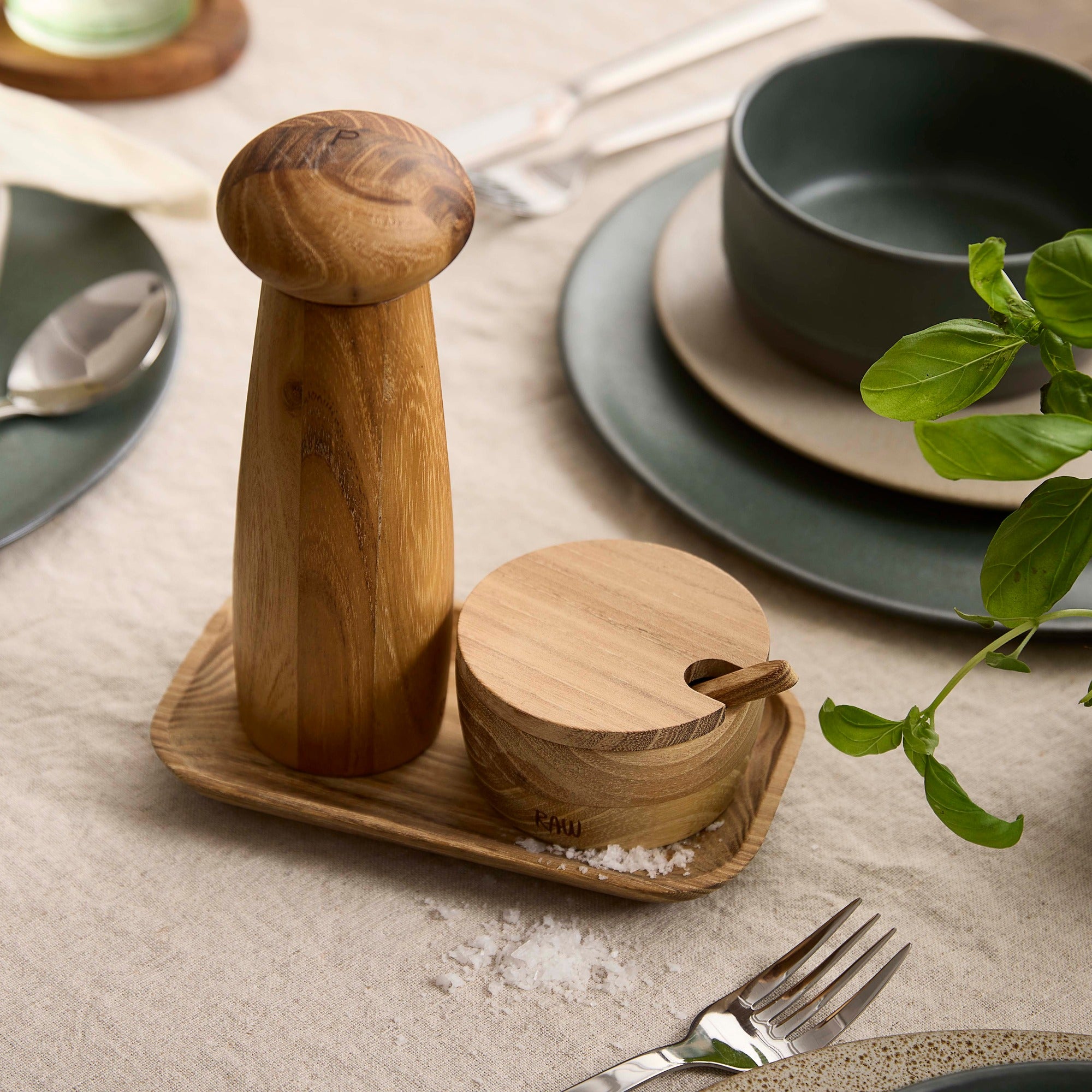RAW Teak peberkværnsæt med bakke og saltkar | Natural