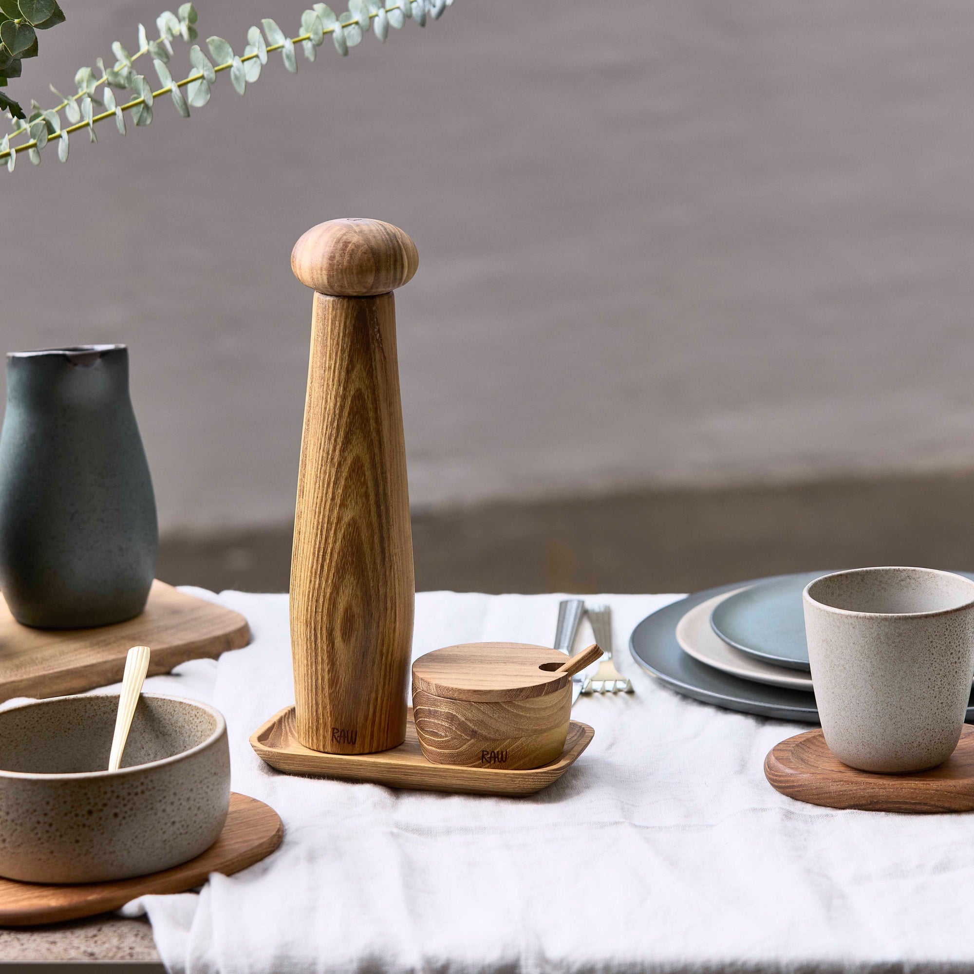 RAW Teak peberkværnsæt med bakke og saltkar | Natural